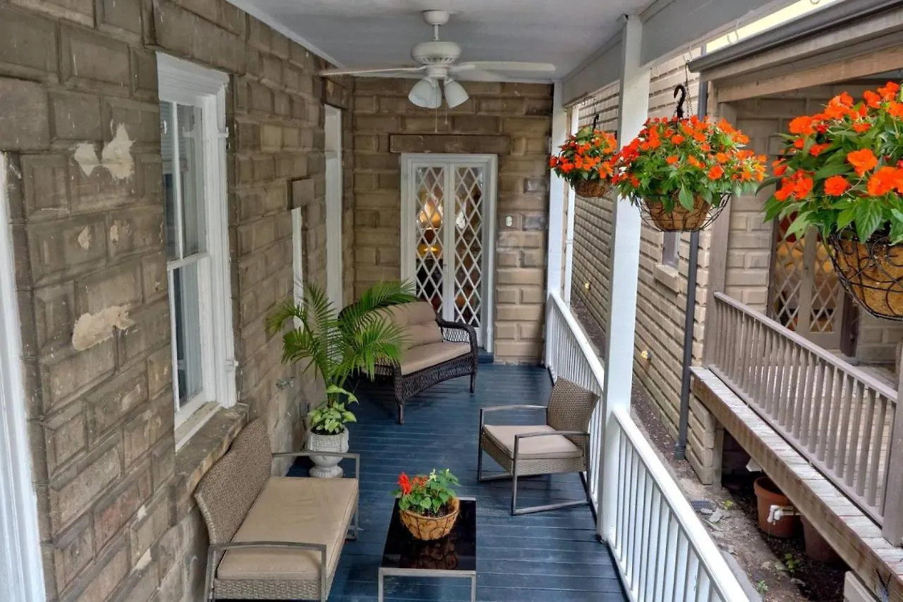 Beautiful 6 Bed, 5 Bath Historic Savannah Home 0*,
