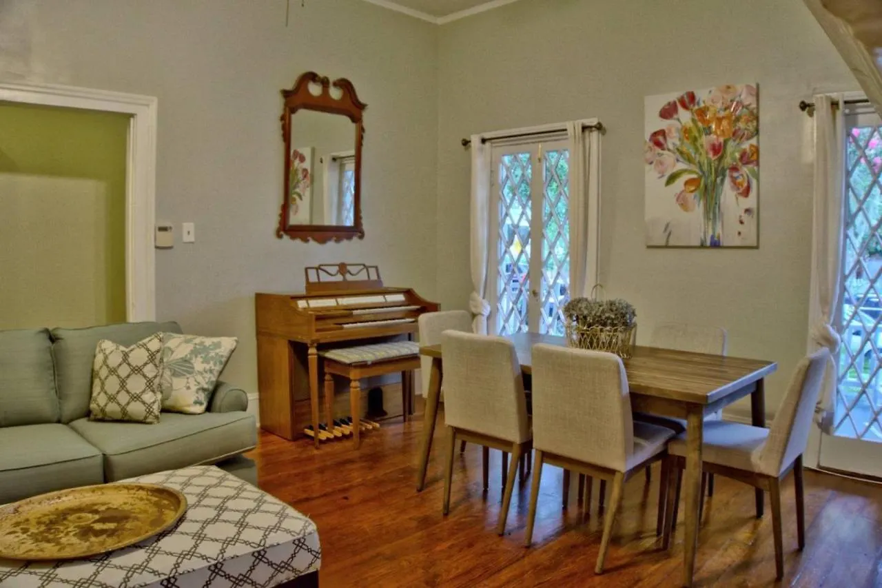 Beautiful 6 Bed, 5 Bath Historic Savannah Home