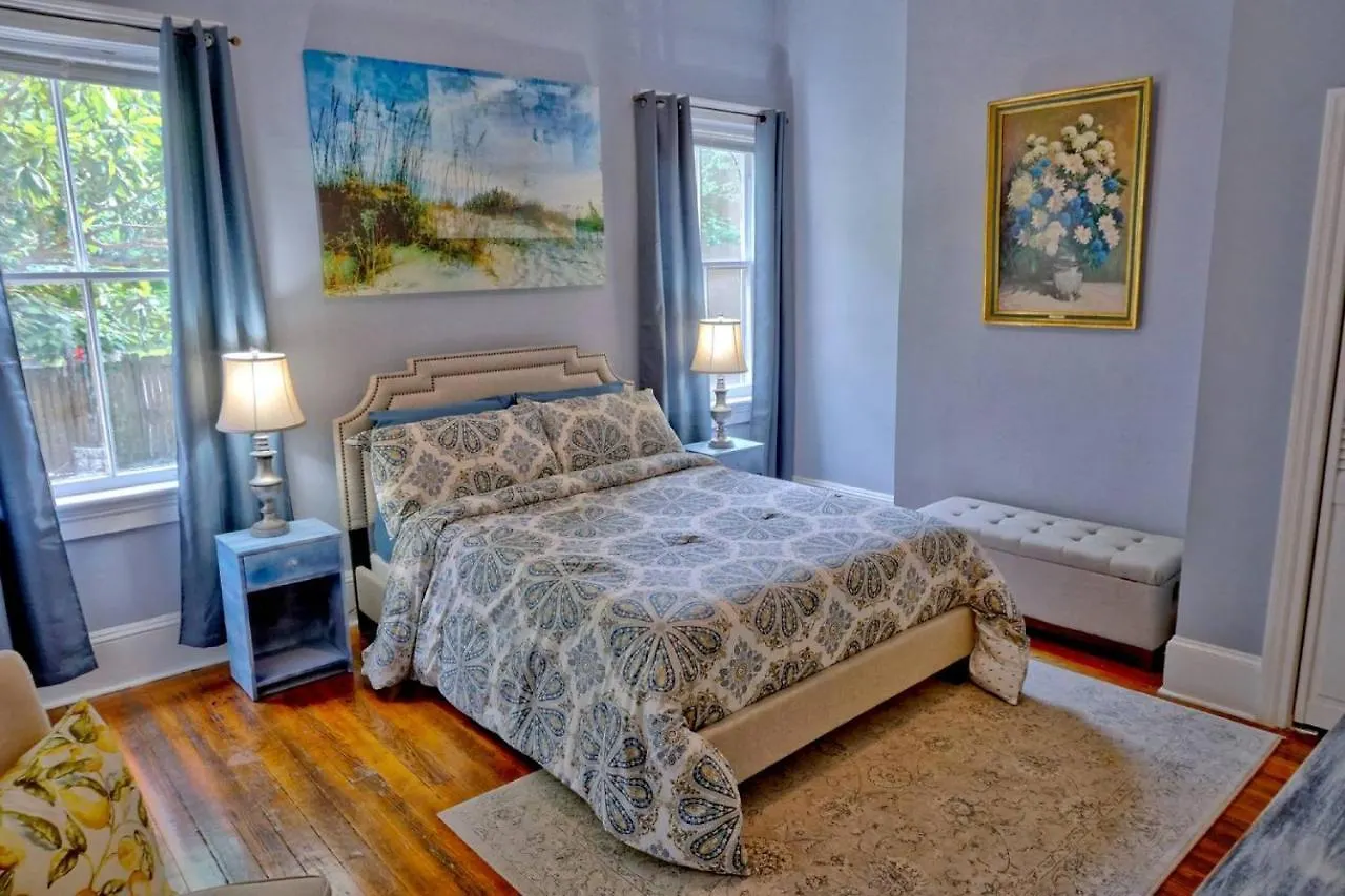 Beautiful 6 Bed, 5 Bath Historic Savannah Home 0*,  Estados Unidos da América