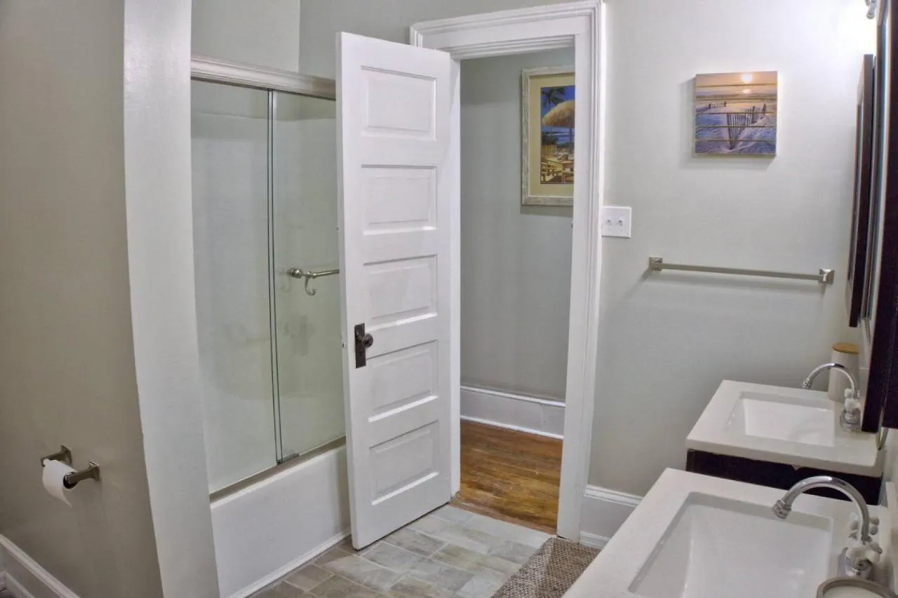 Alojamento de Acomodação e Pequeno-almoço Beautiful 6 Bed, 5 Bath Historic Savannah Home