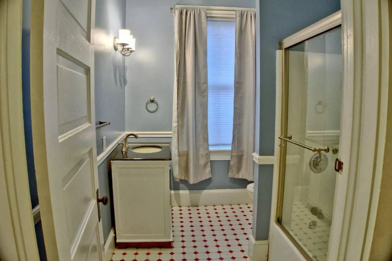Beautiful 6 Bed, 5 Bath Historic Savannah Home