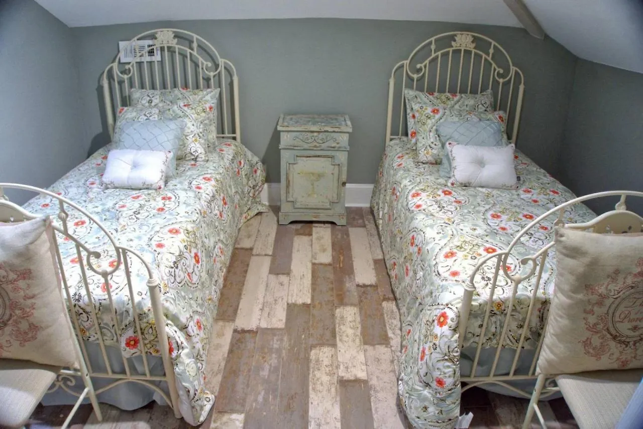Beautiful 6 Bed, 5 Bath Historic Savannah Home 0*,