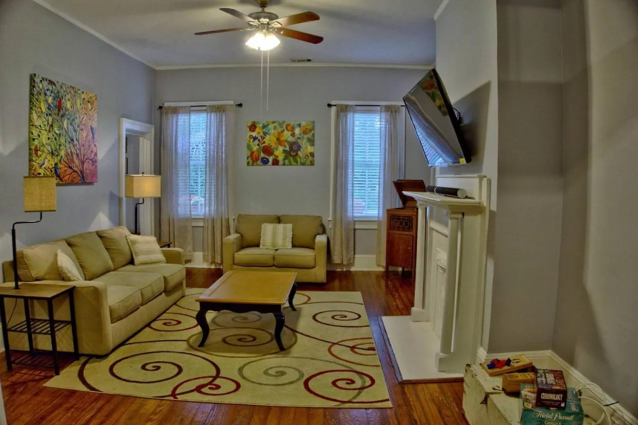 Beautiful 6 Bed, 5 Bath Historic Savannah Home